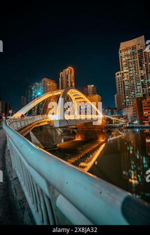 Arc d'amitié philippino-chinois également connu sous le nom de pont Binondo-Intramuros à l'heure bleue. Banque D'Images