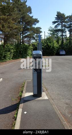 Distributeur de billets dans le parking juste à côté de la route principale à Cowbridge près de Bridgend, permettant deux heures d'accès gratuit et facile au magasin. Banque D'Images