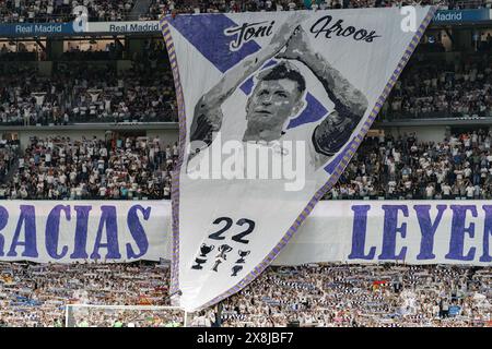 Madrid, Espagne. 25 mai 2024. Bannière avec l'image de Toni Kroos lors du match de la Liga 2023/24 entre le Real Madrid et Betis au stade Santiago Bernabeu. Dernier match de Toni Kroos en tant que joueur du Real Madrid au stade Bernabeu. Score final ; Real Madrid 0:0 Betis. Crédit : SOPA images Limited/Alamy Live News Banque D'Images