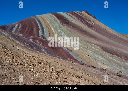 Vue sur les montagnes andines appelées Vinicunca ou winikunka également appelées montagnes des sept couleurs près d'Ausangate dans la région de Cusco au Pérou dans le Sud Ameri Banque D'Images