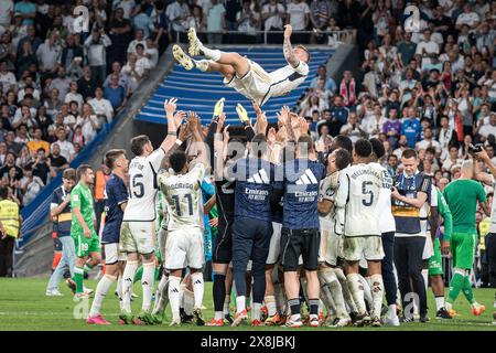 Madrid, Espagne. 25 mai 2024. Toni Kroos (8) est célébré et acclamé après le match de la Liga 2023/24 entre le Real Madrid et Betis au stade Santiago Bernabeu. Dernier match de Toni Kroos en tant que joueur du Real Madrid au stade Bernabeu. Score final ; Real Madrid 0:0 Betis. Crédit : SOPA images Limited/Alamy Live News Banque D'Images