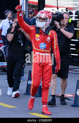 Monaco, Monaco. 25 mai 2024. Charles Leclerc, pilote monégasque de Ferrari, célèbre après avoir remporté la séance qualificative du Grand Prix de Monaco de formule 1 le 25 mai 2024 sur le circuit de Monaco, à la veille de la course. Photo de Laurent Zabulon/ABACAPRESS. COM Credit : Abaca Press/Alamy Live News Banque D'Images