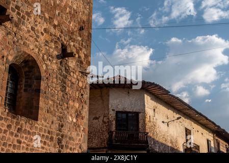 Balcon en ruine entre les rues de Cusco et les bâtiments délabrés ancien palais en ruine du Pérou en Amérique du Sud Banque D'Images