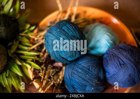Boules de laine d'alpaga inca teintes avec des processus naturels et des herbes naturelles telles que le maïs violet et les fleurs ou les feuilles de plantes typiques des Andes Banque D'Images