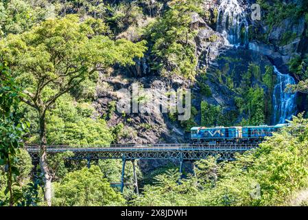 Le Kuranda Scenic Railway, classé au patrimoine mondial, est installé sur l'un des 37 ponts de la piste et relie Kuranda à Cairns, dans le nord du Queensland, en Australie Banque D'Images