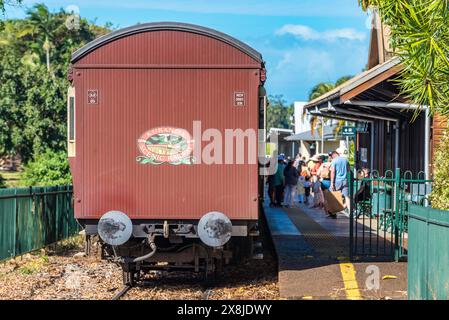 Les gens descendent du train à la gare de Freshwater. Le Kuranda Scenic Railway relie Kuranda à Cairns dans le nord du Queensland, en Australie Banque D'Images