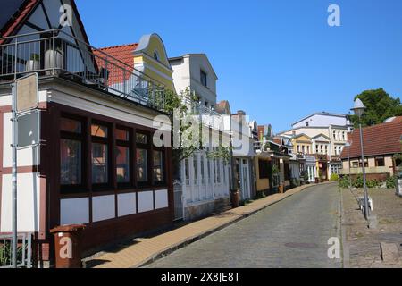 Blick am Donnerstag 16.05.2024 im Ostseebad Warnemünde, ein Ortsteil der Hanse- und Universitätsstadt Rostock, auf das Areal zwischen der Alexandrinenstraße und dem Alten Strom. *** Vue le jeudi 16 05 2024 dans la station balnéaire balte de Warnemünde, un quartier de la ville hanséatique et universitaire de Rostock, de la zone entre Alexandrinenstraße et Alter Strom Banque D'Images