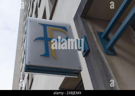 nantes , France - 05 22 2024 : panneau logo Centre des Finances publiques de l'immeuble des bureaux des impôts français Banque D'Images