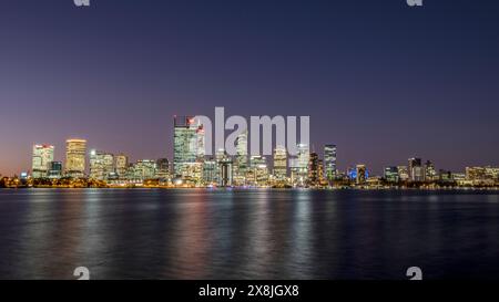 Quartier des affaires de Perth au crépuscule, vu de l'autre côté de la rivière Swan. Perth est la capitale la plus isolée du monde. Banque D'Images