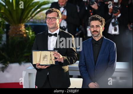 Cannes, France. 25 mai 2024. Nebojsa Slijepcevic (à gauche) et un invité posent avec le prix "Short film Palme D'Or" pour "L'homme qui ne pouvait pas rester silencieux" lors de l'appel photo Palme D'Or Winners au 77ème Festival annuel de Cannes au Palais des Festivals à Cannes, France, le 25 mai 2024. (Photo de Stefanos Kyriazis/NurPhoto) crédit : NurPhoto SRL/Alamy Live News Banque D'Images