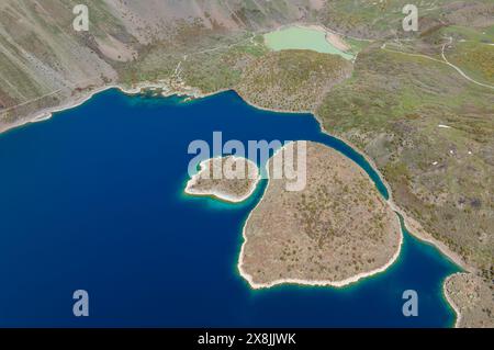 Le lac Nemrut est le deuxième plus grand lac de cratère au monde et le plus grand de Turquie. Banque D'Images