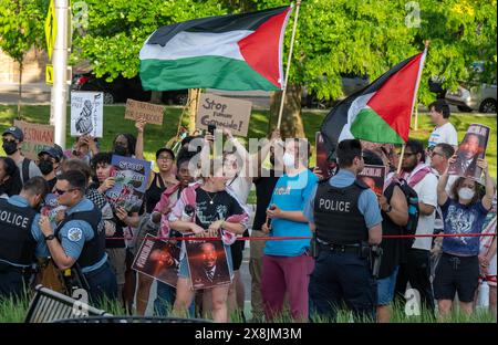 Chicago, États-Unis. 21 mai 2024. PAS de courrier quotidien. PAS DE journaux ou journaux de New York ou du New Jersey dans un rayon de 75 miles de New York - les manifestants pro-Palestine expriment leur opinion devant le conservatoire de Garfield Park à Chicago, Illinois, États-Unis le mardi 21 mai 2024. Les manifestants ont été attirés par la réception de printemps de la presse à la veille de la Convention nationale démocrate de 2024 qui se tiendra du 19 au 22 août 2024 à Chicago. Photo de Ron Sachs/CNP pour NY Post/ABACAPRESS. COM Credit : Abaca Press/Alamy Live News Banque D'Images