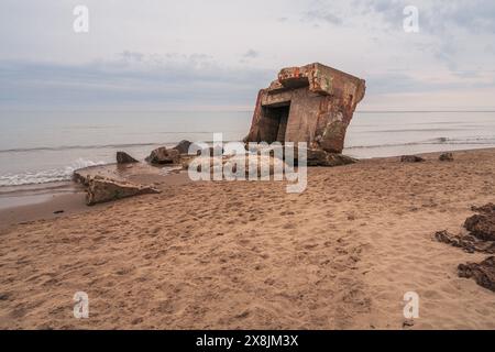 Un bunker détruit de la seconde Guerre mondiale sur la plage de Cayton Bay, North Yorkshire, Angleterre, Royaume-Uni Banque D'Images