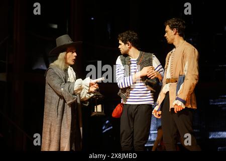 Limoges, France. 25 mai 2024. Molière, l'opéra urbain, comédie musicale au Zénith de Limoges. Molière, l’Opéra urbain est un spectacle musical d’un nouveau genre qui réunit chanteurs, slammeurs, rappeurs, danseurs et acteurs sur scène dans des décors et costumes du XVIIe siècle. Le spectacle raconte l’histoire d’un homme qui renonce au confort matériel et au prestige du bureau d’Upholsterer au roi pour créer une troupe de théâtre aux côtés de la femme qu’il aime. Mais le chemin du succès sera très long et les obstacles seront nombreux. Crédit : HM images/Alamy Live News Banque D'Images