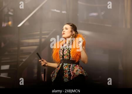 Limoges, France. 25 mai 2024. Molière, l'opéra urbain, comédie musicale au Zénith de Limoges. Molière, l’Opéra urbain est un spectacle musical d’un nouveau genre qui réunit chanteurs, slammeurs, rappeurs, danseurs et acteurs sur scène dans des décors et costumes du XVIIe siècle. Le spectacle raconte l’histoire d’un homme qui renonce au confort matériel et au prestige du bureau d’Upholsterer au roi pour créer une troupe de théâtre aux côtés de la femme qu’il aime. Mais le chemin du succès sera très long et les obstacles seront nombreux. Crédit : HM images/Alamy Live News Banque D'Images