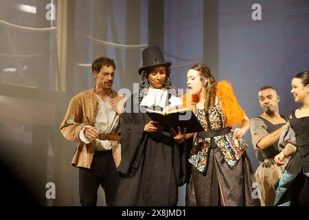 Limoges, France. 25 mai 2024. Molière, l'opéra urbain, comédie musicale au Zénith de Limoges. Molière, l’Opéra urbain est un spectacle musical d’un nouveau genre qui réunit chanteurs, slammeurs, rappeurs, danseurs et acteurs sur scène dans des décors et costumes du XVIIe siècle. Le spectacle raconte l’histoire d’un homme qui renonce au confort matériel et au prestige du bureau d’Upholsterer au roi pour créer une troupe de théâtre aux côtés de la femme qu’il aime. Mais le chemin du succès sera très long et les obstacles seront nombreux. Crédit : HM images/Alamy Live News Banque D'Images