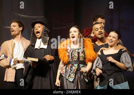 Limoges, France. 25 mai 2024. Molière, l'opéra urbain, comédie musicale au Zénith de Limoges. Molière, l’Opéra urbain est un spectacle musical d’un nouveau genre qui réunit chanteurs, slammeurs, rappeurs, danseurs et acteurs sur scène dans des décors et costumes du XVIIe siècle. Le spectacle raconte l’histoire d’un homme qui renonce au confort matériel et au prestige du bureau d’Upholsterer au roi pour créer une troupe de théâtre aux côtés de la femme qu’il aime. Mais le chemin du succès sera très long et les obstacles seront nombreux. Crédit : HM images/Alamy Live News Banque D'Images