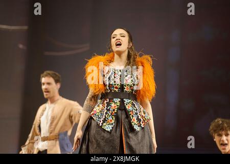 Limoges, France. 25 mai 2024. Molière, l'opéra urbain, comédie musicale au Zénith de Limoges. Molière, l’Opéra urbain est un spectacle musical d’un nouveau genre qui réunit chanteurs, slammeurs, rappeurs, danseurs et acteurs sur scène dans des décors et costumes du XVIIe siècle. Le spectacle raconte l’histoire d’un homme qui renonce au confort matériel et au prestige du bureau d’Upholsterer au roi pour créer une troupe de théâtre aux côtés de la femme qu’il aime. Mais le chemin du succès sera très long et les obstacles seront nombreux. Crédit : HM images/Alamy Live News Banque D'Images