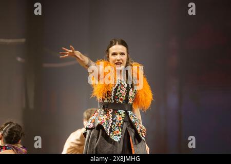 Limoges, France. 25 mai 2024. Molière, l'opéra urbain, comédie musicale au Zénith de Limoges. Molière, l’Opéra urbain est un spectacle musical d’un nouveau genre qui réunit chanteurs, slammeurs, rappeurs, danseurs et acteurs sur scène dans des décors et costumes du XVIIe siècle. Le spectacle raconte l’histoire d’un homme qui renonce au confort matériel et au prestige du bureau d’Upholsterer au roi pour créer une troupe de théâtre aux côtés de la femme qu’il aime. Mais le chemin du succès sera très long et les obstacles seront nombreux. Crédit : HM images/Alamy Live News Banque D'Images