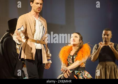 Limoges, France. 25 mai 2024. Molière, l'opéra urbain, comédie musicale au Zénith de Limoges. Molière, l’Opéra urbain est un spectacle musical d’un nouveau genre qui réunit chanteurs, slammeurs, rappeurs, danseurs et acteurs sur scène dans des décors et costumes du XVIIe siècle. Le spectacle raconte l’histoire d’un homme qui renonce au confort matériel et au prestige du bureau d’Upholsterer au roi pour créer une troupe de théâtre aux côtés de la femme qu’il aime. Mais le chemin du succès sera très long et les obstacles seront nombreux. Crédit : HM images/Alamy Live News Banque D'Images