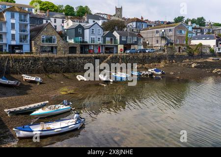 Falmouth Waterfront, Cornwall. On peut voir la tour de l'église paroissiale s'élever au-dessus des toits Banque D'Images