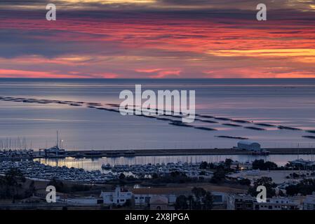 Ville de la Ràpita et baie d'Alfacs, dans le delta de l'Èbre, dans un lever de soleil rouge vu du point de vue de Guardiola (Tarragone, Catalogne, Espagne) Banque D'Images