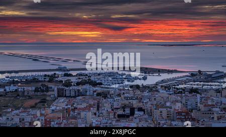 Ville de la Ràpita et baie d'Alfacs, dans le delta de l'Èbre, dans un lever de soleil rouge vu du point de vue de Guardiola (Tarragone, Catalogne, Espagne) Banque D'Images