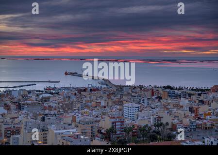 Ville de la Ràpita et baie d'Alfacs, dans le delta de l'Èbre, dans un lever de soleil rouge vu du point de vue de Guardiola (Tarragone, Catalogne, Espagne) Banque D'Images