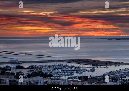 Ville de la Ràpita et baie d'Alfacs, dans le delta de l'Èbre, dans un lever de soleil rouge vu du point de vue de Guardiola (Tarragone, Catalogne, Espagne) Banque D'Images