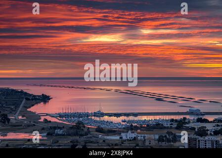 Ville de la Ràpita et baie d'Alfacs, dans le delta de l'Èbre, dans un lever de soleil rouge vu du point de vue de Guardiola (Tarragone, Catalogne, Espagne) Banque D'Images