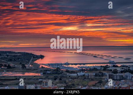 Ville de la Ràpita et baie d'Alfacs, dans le delta de l'Èbre, dans un lever de soleil rouge vu du point de vue de Guardiola (Tarragone, Catalogne, Espagne) Banque D'Images