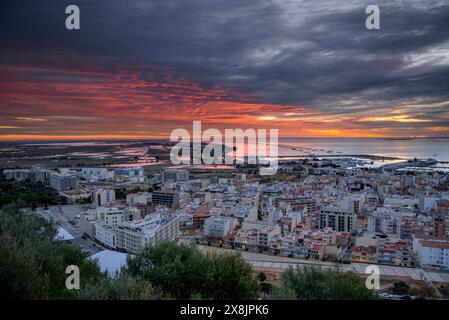 Ville de la Ràpita et baie d'Alfacs, dans le delta de l'Èbre, dans un lever de soleil rouge vu du point de vue de Guardiola (Tarragone, Catalogne, Espagne) Banque D'Images