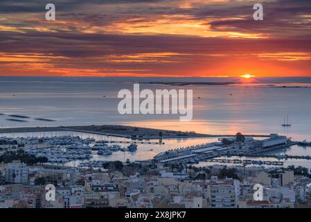 Ville de la Ràpita et baie d'Alfacs, dans le delta de l'Èbre, dans un lever de soleil rouge vu du point de vue de Guardiola (Tarragone, Catalogne, Espagne) Banque D'Images