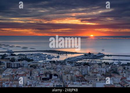 Ville de la Ràpita et baie d'Alfacs, dans le delta de l'Èbre, dans un lever de soleil rouge vu du point de vue de Guardiola (Tarragone, Catalogne, Espagne) Banque D'Images