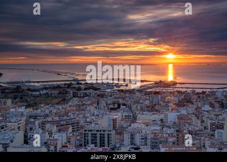 Ville de la Ràpita et baie d'Alfacs, dans le delta de l'Èbre, dans un lever de soleil rouge vu du point de vue de Guardiola (Tarragone, Catalogne, Espagne) Banque D'Images