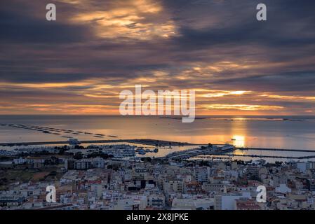 Ville de la Ràpita et baie d'Alfacs, dans le delta de l'Èbre, dans un lever de soleil rouge vu du point de vue de Guardiola (Tarragone, Catalogne, Espagne) Banque D'Images