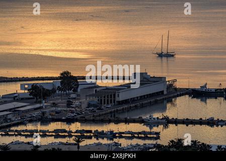 Ville de la Ràpita et baie d'Alfacs, dans le delta de l'Èbre, dans un lever de soleil rouge vu du point de vue de Guardiola (Tarragone, Catalogne, Espagne) Banque D'Images