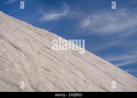 Montagnes de sel dans les salines de Trinitat, à Punta de la Banya, dans le delta de l'Èbre (Tarragone, Catalogne, Espagne) ESP Montaña de sal en unas salinas Banque D'Images