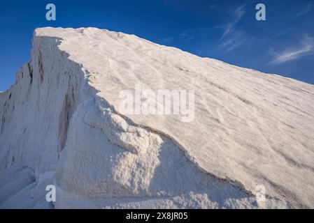 Montagnes de sel dans les salines de Trinitat, à Punta de la Banya, dans le delta de l'Èbre (Tarragone, Catalogne, Espagne) ESP Montaña de sal en unas salinas Banque D'Images