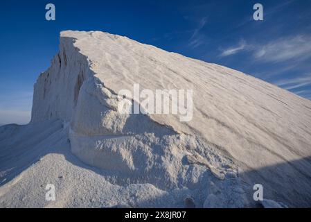 Montagnes de sel dans les salines de Trinitat, à Punta de la Banya, dans le delta de l'Èbre (Tarragone, Catalogne, Espagne) ESP Montaña de sal en unas salinas Banque D'Images