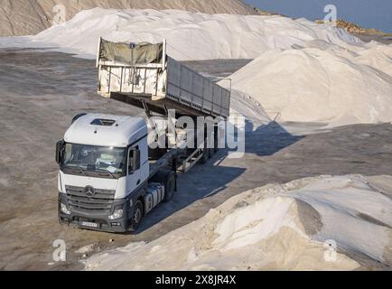 Montagnes de sel dans les salines de Trinitat, à Punta de la Banya, dans le delta de l'Èbre (Tarragone, Catalogne, Espagne) ESP Montaña de sal en unas salinas Banque D'Images