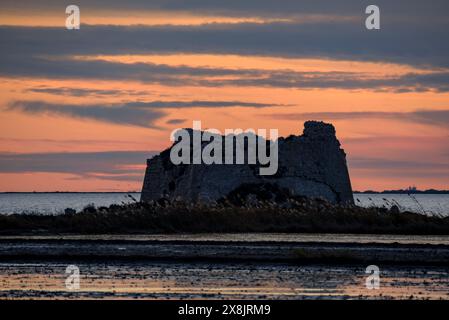 Tour Sant Joan, dans le delta de l'Èbre, sur un coucher de soleil d'hiver (Montsià, Tarragone, Catalogne, Espagne) ESP : Torre de Sant Joan, en el Delta del Ebro, España Banque D'Images