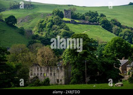 Peveril ; Castle, Castleton, Derbyshire. Le donjon construit par Henri II en 1176. Mentionné dans l'enquête Doomsday. Ci-dessous se trouvent les ruines de Spital Bridge Mill. Banque D'Images