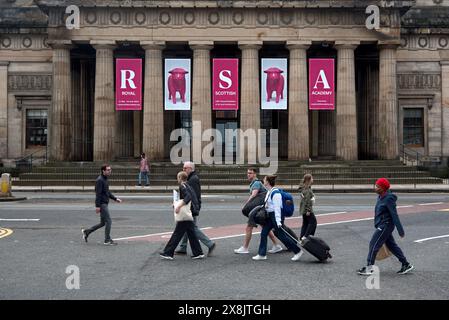 Piétons sur Princes Street marchez devant la Royal Scottish Academy annonçant la 198e exposition annuelle RSA. Banque D'Images