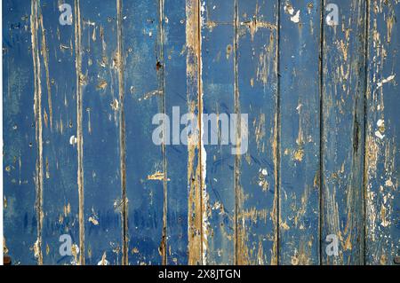 Vieilles portes en bois peintes en bleu avec lattes verticales Banque D'Images