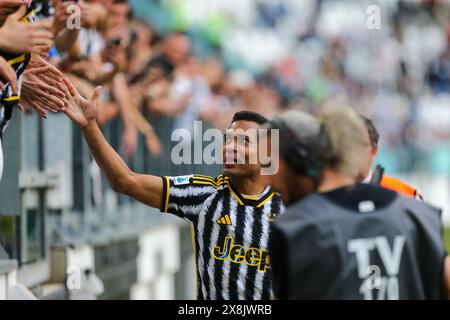 Alex Sandro du Juventus FC salue les fans à la fin de son dernier match avec le maillot Bianconeri lors du match entre le Juventus FC et AC Monza on Banque D'Images