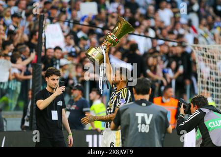 Danilo de Juventus FC montre aux fans la Coupe d'Italie remportée il y a quelques jours par la Juventus après le match entre Juventus FC et AC Monza le 25 mai 2024 A. Banque D'Images