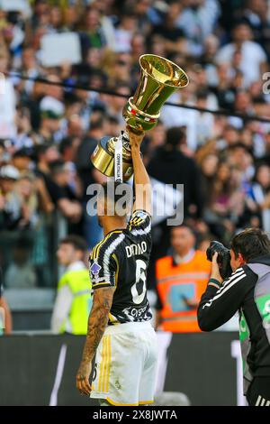 Danilo de Juventus FC montre aux fans la Coupe d'Italie remportée il y a quelques jours par la Juventus après le match entre Juventus FC et AC Monza le 25 mai 2024 A. Banque D'Images