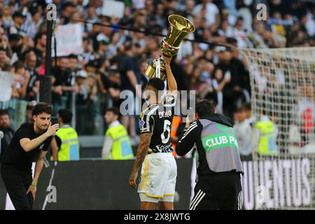 Danilo de Juventus FC montre aux fans la Coupe d'Italie remportée il y a quelques jours par la Juventus après le match entre Juventus FC et AC Monza le 25 mai 2024 A. Banque D'Images