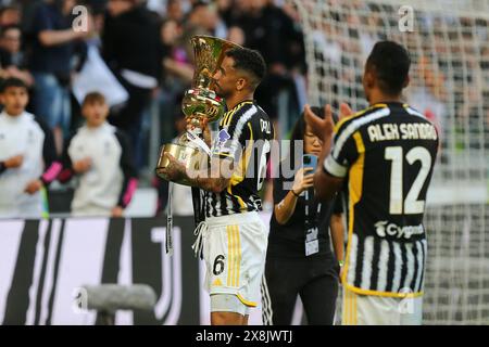 Danilo de Juventus FC montre aux fans la Coupe d'Italie remportée il y a quelques jours par la Juventus après le match entre Juventus FC et AC Monza le 25 mai 2024 A. Banque D'Images